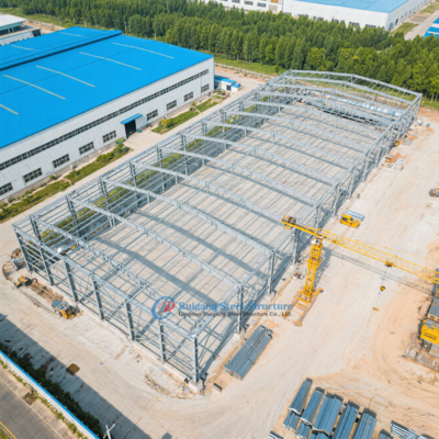 Großraum-Stahlhallen in PEB-Bauweise für Industrieanwendungen mit Kran und Lüfter