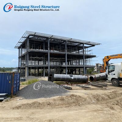 Windbelastung bis zu 300 km/h Mehrstöckiges Stahlgebäude mit Heißverzinkung und Stahlqualität Q355/Q235